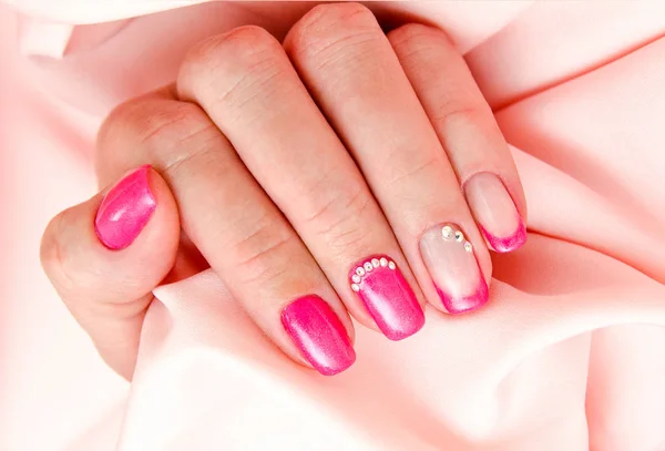 Unhas da mulher com belo design de moda manicure — Fotografia de Stock