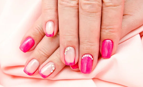 Unhas da mulher com belo design de moda manicure — Fotografia de Stock