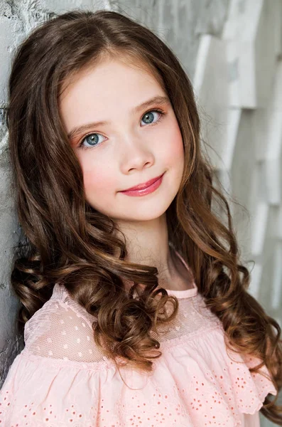 Portrét roztomilého usmívajícího se dětské holčičky — Stock fotografie