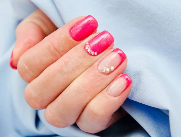 Unghie da donna con un bellissimo design di moda manicure — Foto Stock