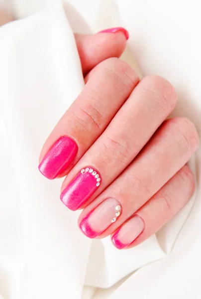 Unhas da mulher com belo design de moda manicure — Fotografia de Stock