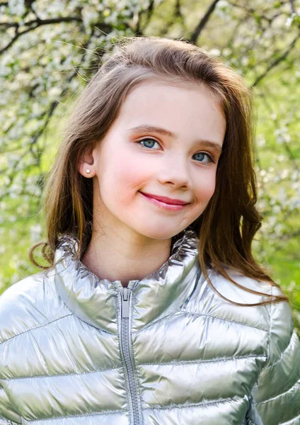 Portrait d'adorable petite fille souriante à l'extérieur au sprin — Photo