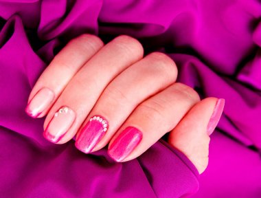  Güzel manikür moda tasarımı ile kadın tırnakları