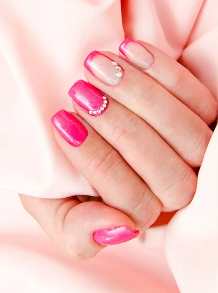 Unhas da mulher com belo design de moda manicure — Fotografia de Stock