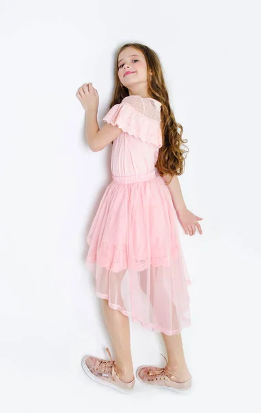 Retrato de adorável sorridente menina criança em vestido de princesa — Fotografia de Stock