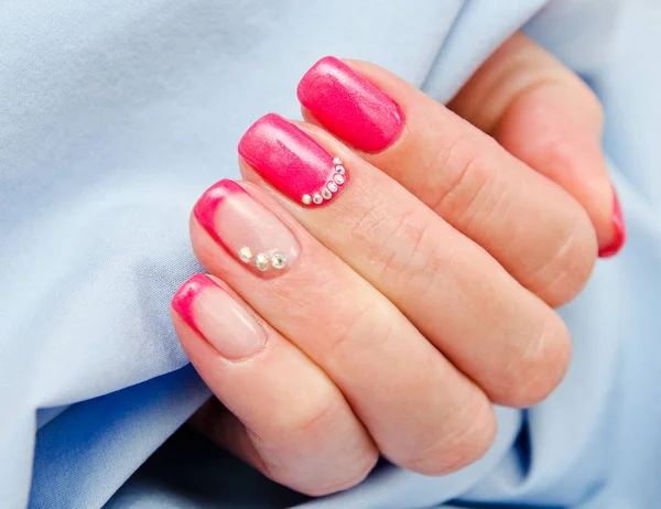 Unhas da mulher com belo design de moda manicure — Fotografia de Stock