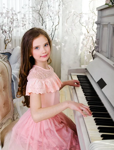 Adorable niña sonriente niña colegiala con pelo rizado pla —  Fotos de Stock