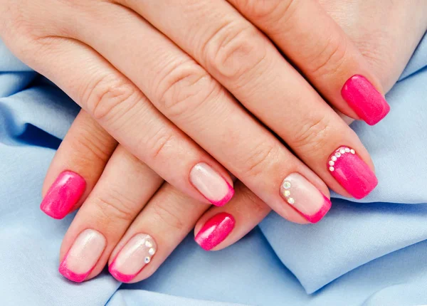 Unhas da mulher com belo design de moda manicure rosa — Fotografia de Stock