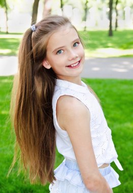 Sevimli gülümseyen küçük kız çocuk öğrenci genç portre