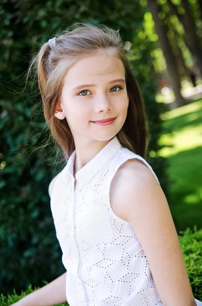 Portrait of adorable smiling little girl child schoolgirl outdoo — Stock Photo, Image