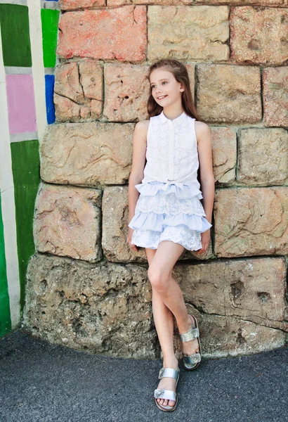 Retrato de adorable niña sonriente niña colegiala adolescente —  Fotos de Stock