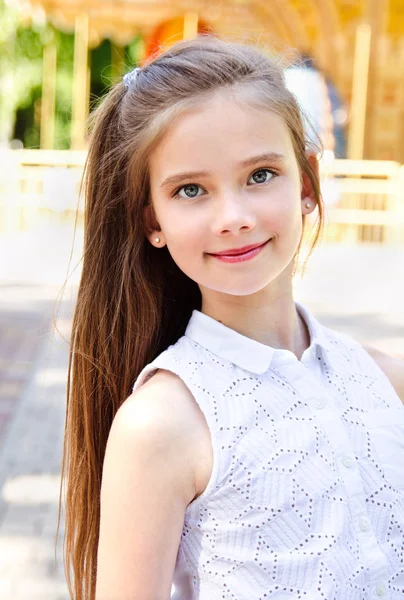 Портрет очаровательной улыбчивой маленькой девочки школьницы подростка — стоковое фото