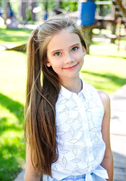 Portrét roztomilého usmívajícího se děvčátko dítě školní puberty — Stock fotografie