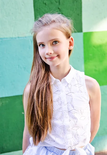 Retrato de adorable niña sonriente niña colegiala adolescente —  Fotos de Stock