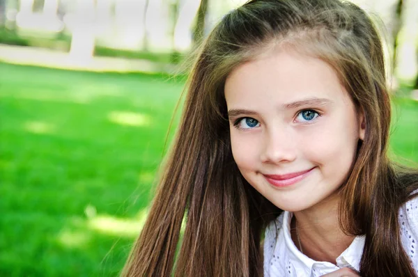 Ritratto di adorabile sorridente bambina scolaretta adolescente — Foto Stock