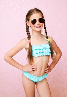 Sevimli gülümseyen küçük kız çocuk kız öğrenci genç i Portresi