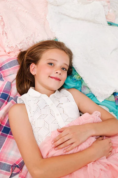Porträtt av leende lycklig liten flicka barn Schoolgirl liggande på — Stockfoto