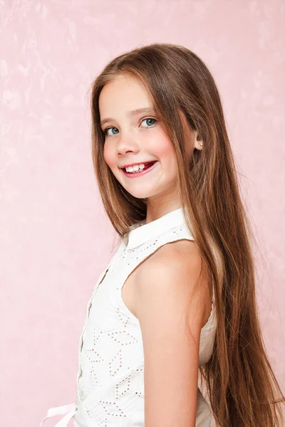 Portrét roztomilého usmívajícího se děvčátko dítě školní puberty — Stock fotografie