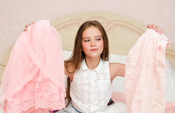 Portret van glimlachend gelukkig klein meisje kind schoolmeisje kiezen — Stockfoto