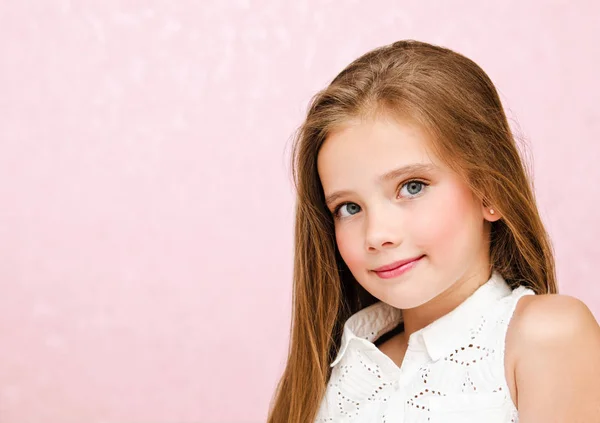 Portrait von entzückend lächelnden kleinen Mädchen Kind Schulmädchen Teenager — Stockfoto