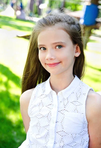 Retrato de adorable niña sonriente niña colegiala adolescente — Foto de Stock
