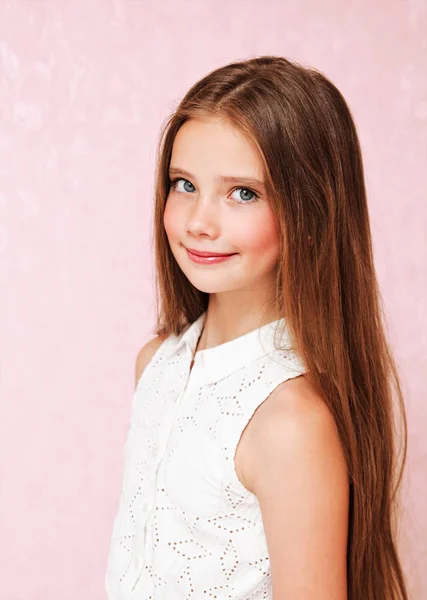 Portret van schattige lachende meisje kind school meisje tiener — Stockfoto