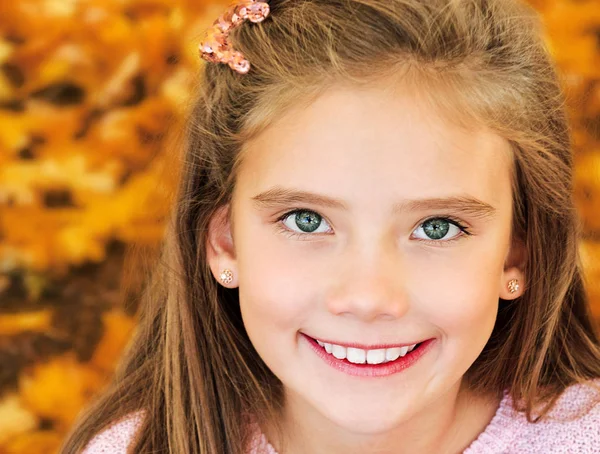 Retrato de outono de adorável sorridente menina criança com licença — Fotografia de Stock