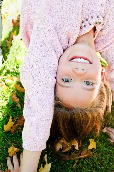 사랑스러운 미소 어린 소녀 아이 서의 가을 초상화 — 스톡 사진