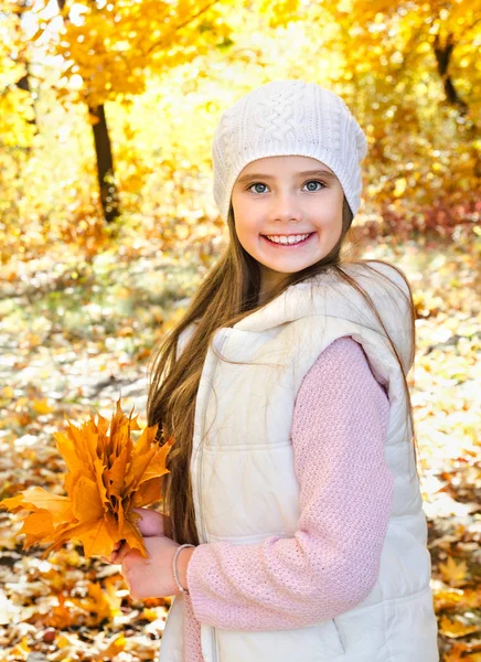 Retrato otoñal de adorable niña sonriente con hoja — Foto de Stock