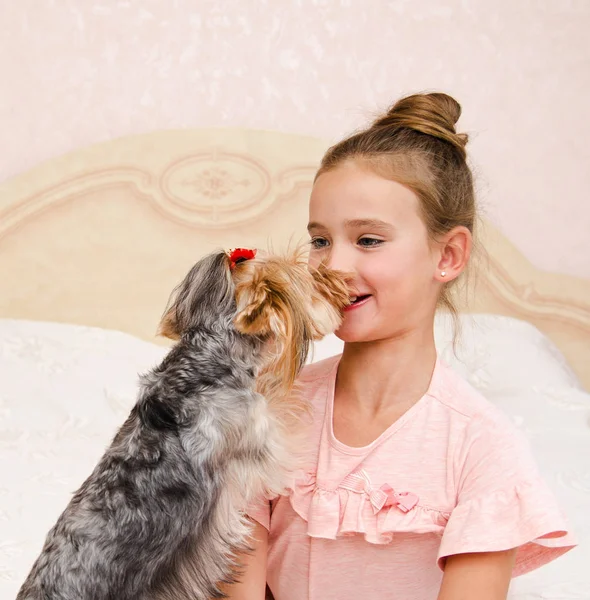 子犬ヨークで遊ぶ愛らしい笑顔幸せな小さな女の子の子供 — ストック写真