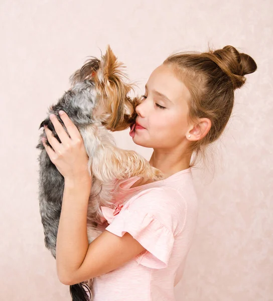 Adorable sourire heureuse petite fille enfant jouer avec chiot york — Photo