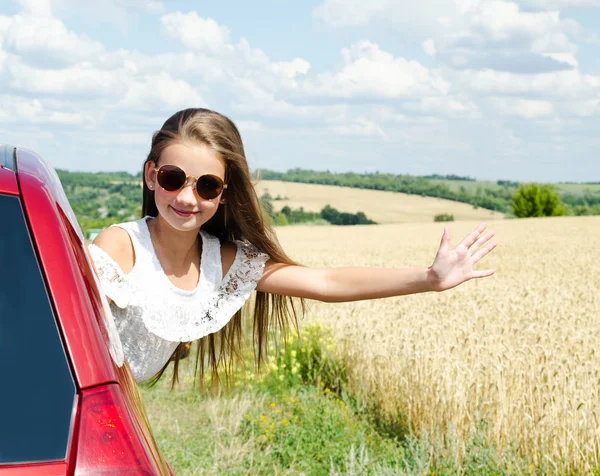 Happy little girl child girl goes to summer travel trip — Stock Photo, Image