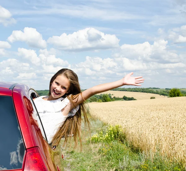 Lycklig liten flicka barnflicka går till sommar resa resa — Stockfoto