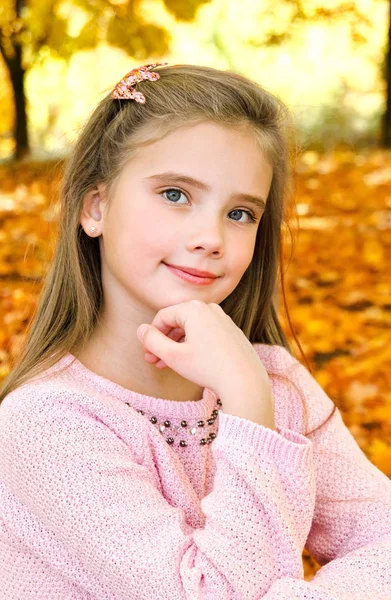 Retrato otoñal de adorable niña sonriente con hoja —  Fotos de Stock
