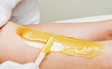 Spa merkezinde kozmetoloji uzmanı güzellik balmumu kadın bacakları olmak