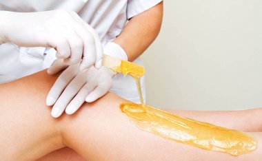 Spa merkezinde kozmetoloji uzmanı güzellik balmumu kadın bacakları olmak