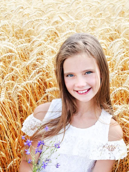 小麦ホルのフィールド上の笑顔かわいい女の子の肖像画 — ストック写真
