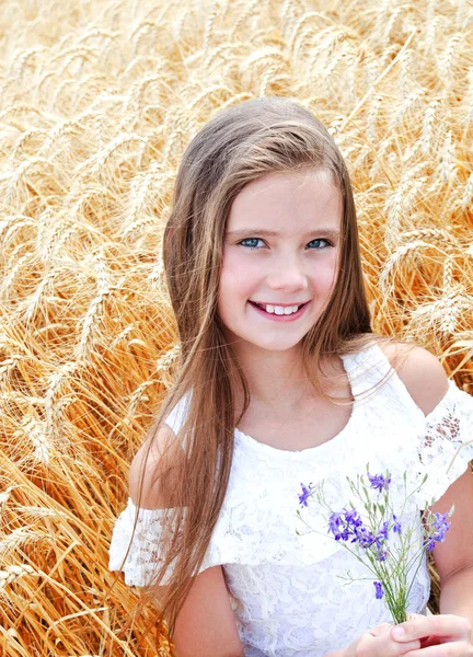 Retrato de sorrindo bonito menina criança no campo de trigo hol — Fotografia de Stock