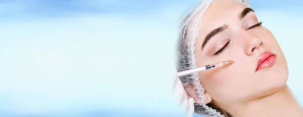 Doktorn kosmetolog kosmetolog gör föryngrande facia — Stockfoto