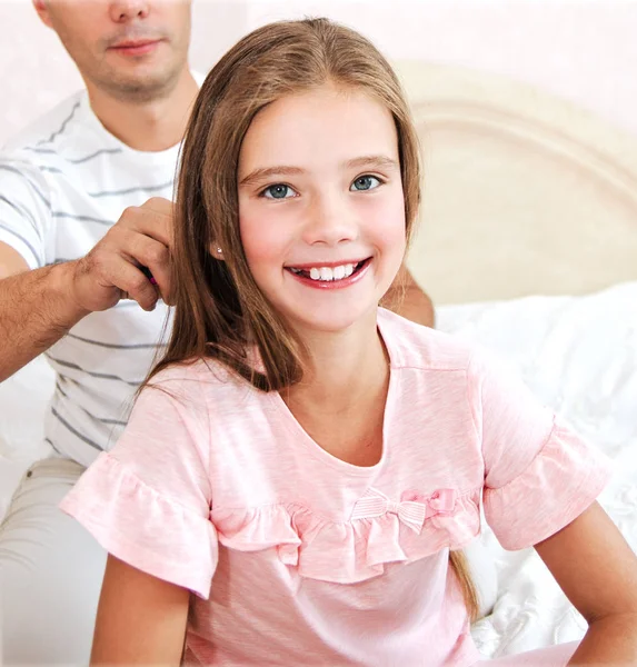 Κοριτσάκι Χαμογελάει Ενώ Πατέρας Της Χτενίζει Μαλλιά Της Κόρης Του — Φωτογραφία Αρχείου
