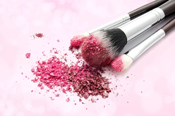 Various set of professional makeup brushes and colourful eye sha — Stock Photo, Image