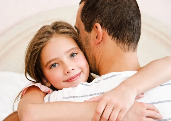 Sonriente pequeña hija feliz abrazando a su padre sharin — Foto de Stock