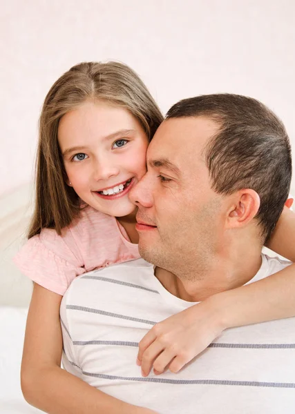 Sorridente figlia felice bambino abbracciando suo padre sharin — Foto Stock