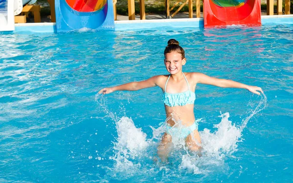 Bonito sorridente menina criança se divertindo na piscina — Fotografia de Stock