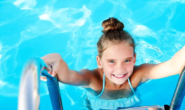 Симпатичная улыбающаяся девочка развлекается в бассейне — стоковое фото