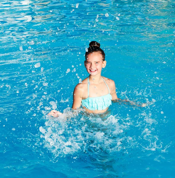 Linda niña sonriente divirtiéndose en la piscina —  Fotos de Stock