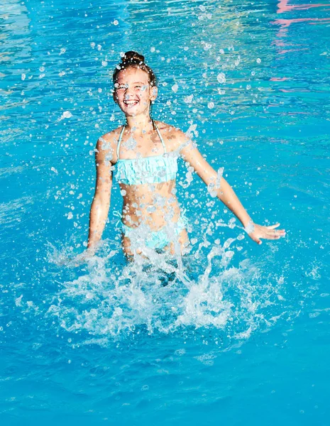 Linda niña sonriente divirtiéndose en la piscina —  Fotos de Stock