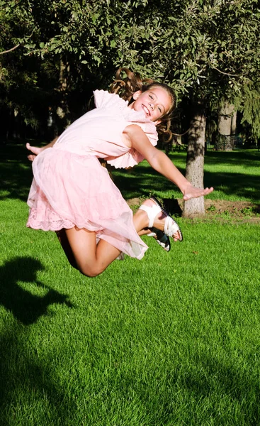 Rozkošné šťastné holčičce dítě skáče a baví se v tom — Stock fotografie