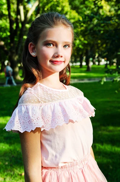 Portrét roztomilého usmívajícího se holčičky v šatech princezny — Stock fotografie