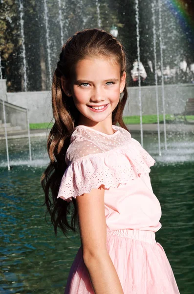Porträt eines entzückenden lächelnden, glücklichen kleinen Mädchens im Park — Stockfoto